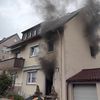 FW Stuttgart: Feuerwehr rettet Bewohner und Katze bei Gebäudebrand / Treppenraum durch Rauch versperrt, eine Person über Drehleiter gerettet