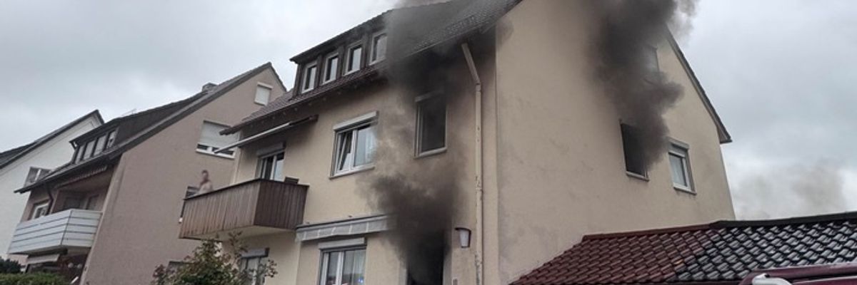 FW Stuttgart: Feuerwehr rettet Bewohner und Katze bei Gebäudebrand / Treppenraum durch Rauch versperrt, eine Person über Drehleiter gerettet