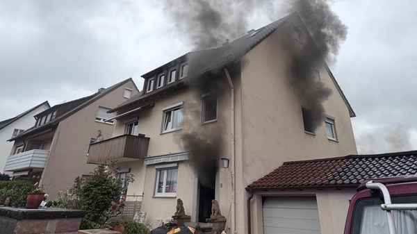FW Stuttgart: Feuerwehr rettet Bewohner und Katze bei Gebäudebrand / Treppenraum durch Rauch versperrt, eine Person über Drehleiter gerettet