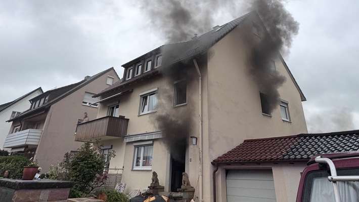 FW Stuttgart: Feuerwehr rettet Bewohner und Katze bei Gebäudebrand / Treppenraum durch Rauch versperrt, eine Person über Drehleiter gerettet