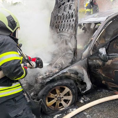 FW-AUR: Auto durch Feuer zerstört