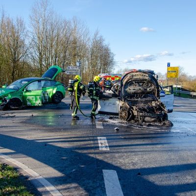 FW-RD: Verkehrsunfall auf der A 210 bei Bredenbek - PKW in Flammen