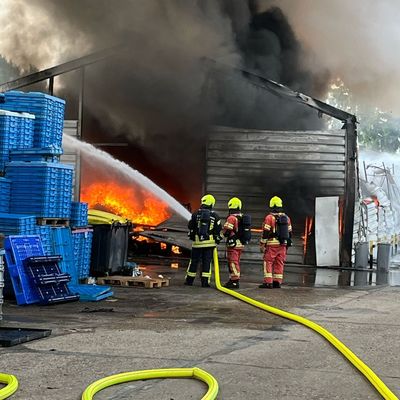 FW-Velbert: Lagerhalle brennt in voller Ausdehnung