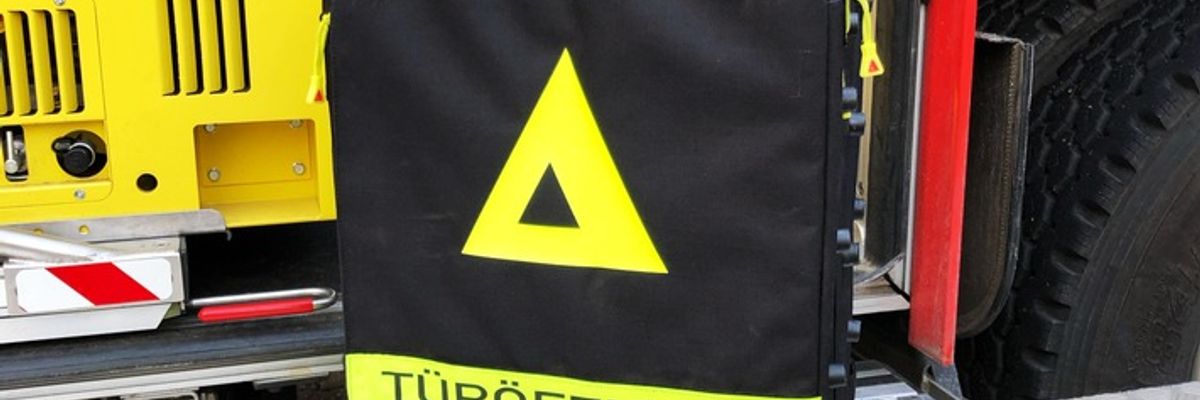 FW Alpen: Person in verschlossener Wohnung