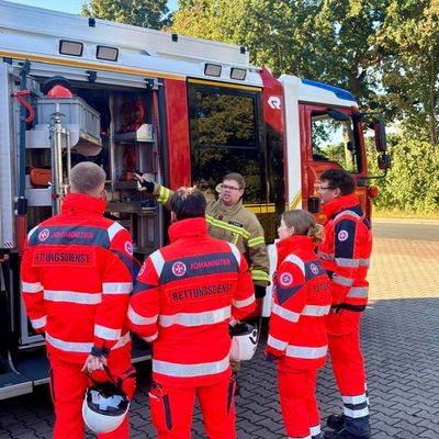 FW-OLL: Ausbildungstag der Johanniter-Auszubildenden bei der Feuerwehr Großenkneten