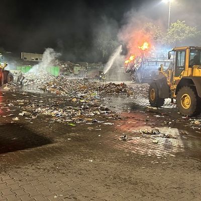 Feuerwehr Goch: Feuer bei Entsorgungsunternehmen: Brandursache unklar