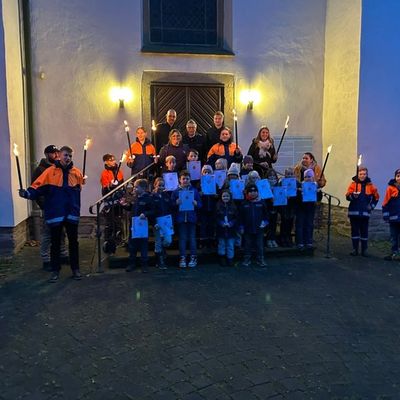 FW Beverungen: Verleihung der Kinderflamme unterm Weihnachtsbaum