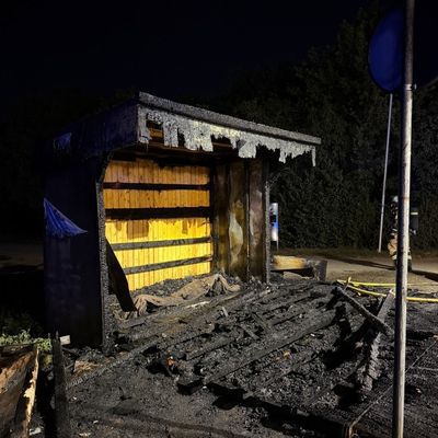 FW Meerbusch: Nächtlicher Vollbrand eines Verkaufsstandes