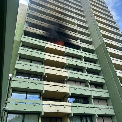 Feuerwehr MTK: Wohnungsbrand in Hochhaus der Hochheimer Weststadt - Keine Verletzten