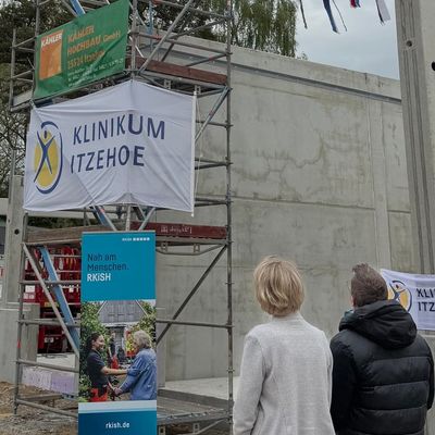 RKiSH: Richtfest für neue Rettungswache Nordoe: Klinikum Itzehoe und RKiSH stärken die Notfallversorgung der Region Rohbau steht nach weniger als fünf Monaten Bauzeit | Einzug für Dezember 2026 geplant
