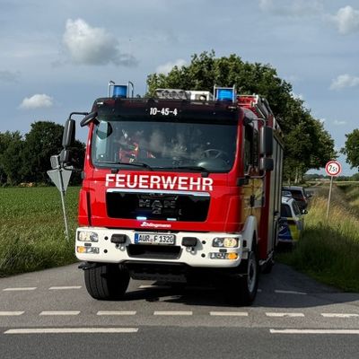 FW-AUR: Fahrzeug in Graben geraten