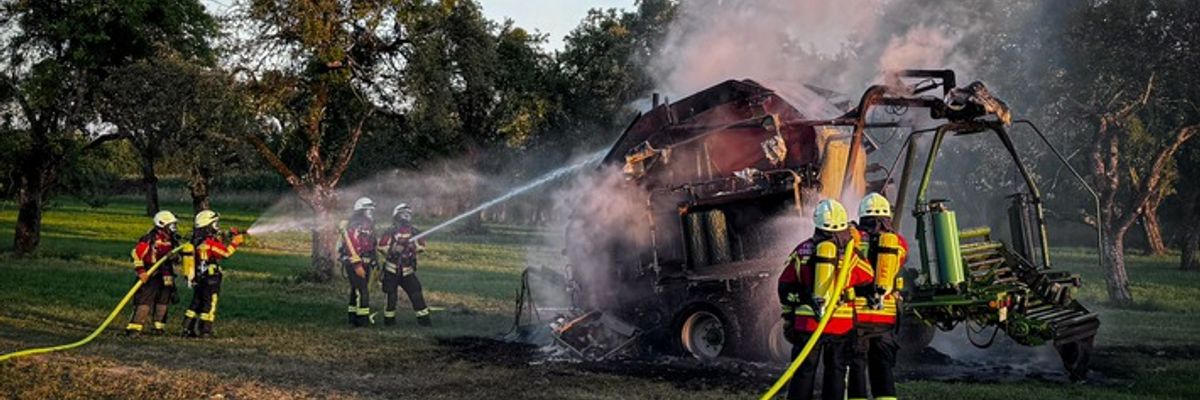 KFV Bodenseekreis: Ballenpresse in Vollbrand in Hefigkofen