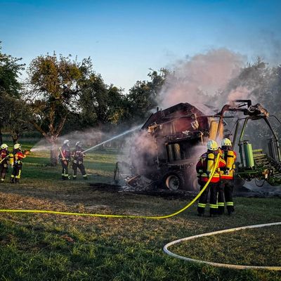 KFV Bodenseekreis: Ballenpresse in Vollbrand in Hefigkofen
