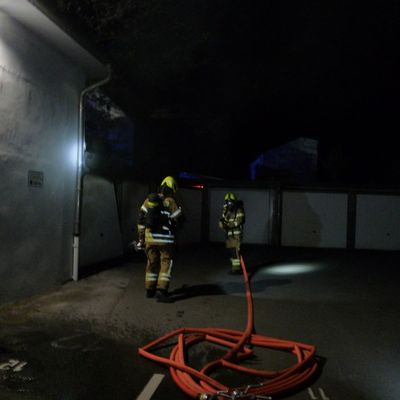 FW Paderborn: Unklare Rauchentwicklung stellte sich als Brand einer Garage heraus