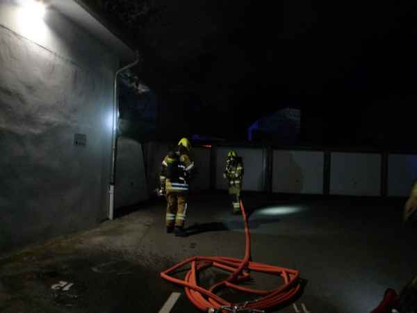 FW Paderborn: Unklare Rauchentwicklung stellte sich als Brand einer Garage heraus