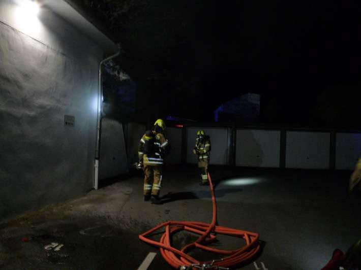 FW Paderborn: Unklare Rauchentwicklung stellte sich als Brand einer Garage heraus