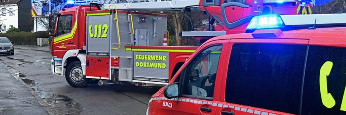 FW-DO: Zimmerbrand in der Oberadener Straße - Zwei Personen ins Krankenhaus transportiert