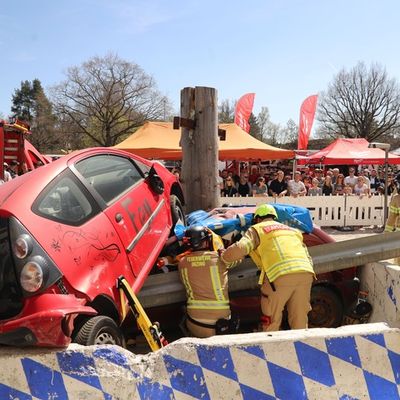 Feuerwehr Nürnberg: Auftaktveranstaltung des 150. Jubiläums der Berufsfeuerwehr Nürnberg bei bestem Wetter - Erste offene Bayerische Meisterschaften in der Unfallrettung in Nürnberg
