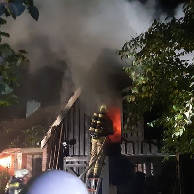 FW Helmstedt: Schuppenbrand in Helmstedt - Feuerwehr verhindert Übergreifen auf Wohnhaus