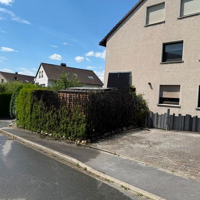 FW Menden: Brennende Thuja-Hecke schnell gelöscht