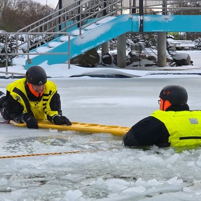 FW Celle: Feuerwehr warnt vor dem Betreten von Eisflächen - Eisretter der Feuerwehr Celle einsatzbereit - Feuerwehr übt den Ernstfall im Celler Badeland!