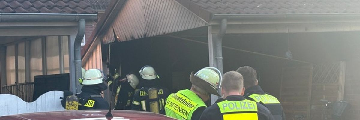 FW-ROW: Carport gerät in Brand - Feuerwehr verhindert Übergreifen aufs Wohnhaus