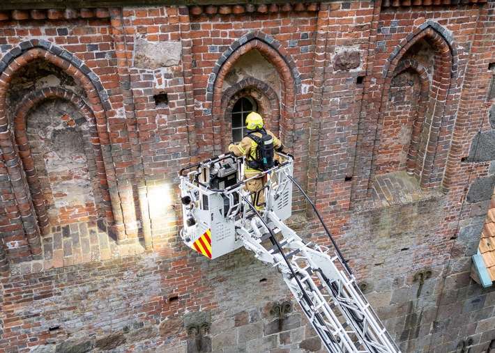 FW-OLL: Großangelegte Übung an der Alexanderkirche in Wildeshausen
