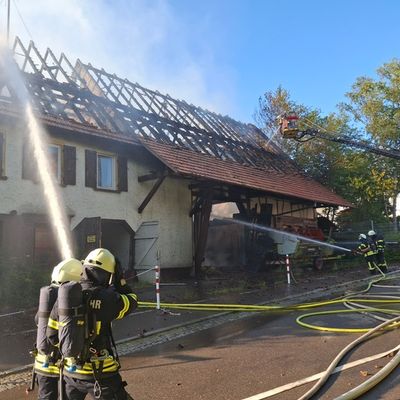 KFV-CW: Jugendliche setzen in Calw-Stammheim Gebäude in Brand / Eingelagertes Heu erschwert Löscharbeiten in Nachbarschaft von Schule und Kindergarten