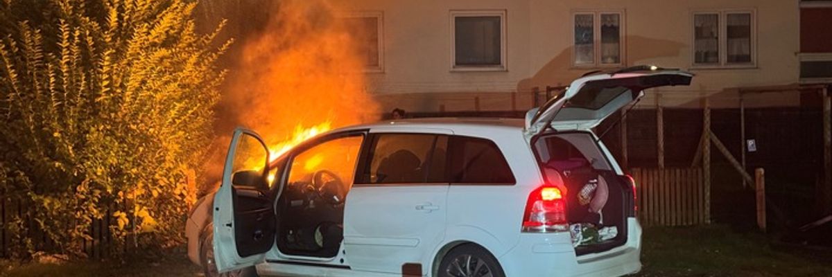 FW Bremerhaven: Brand eines Personenkraftwagens in der Grashoffstraße