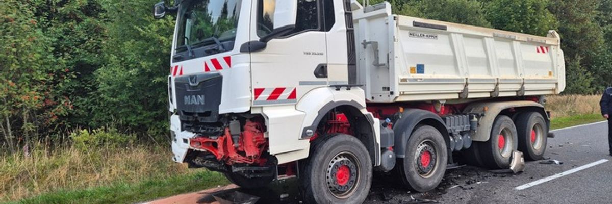 FW VG Westerburg: Frontalzusammenstoß mit LKW - Feuerwehr befreit PKW Fahrer