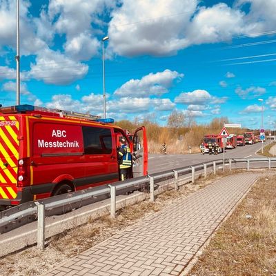 FW Lehrte: Austretendes Kerosin sorgt für Großeinsatz in Lehrte