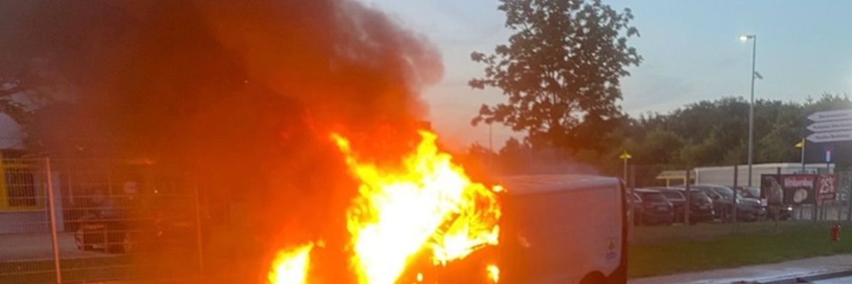 FW Lehrte: Transporter gerät in Brand
