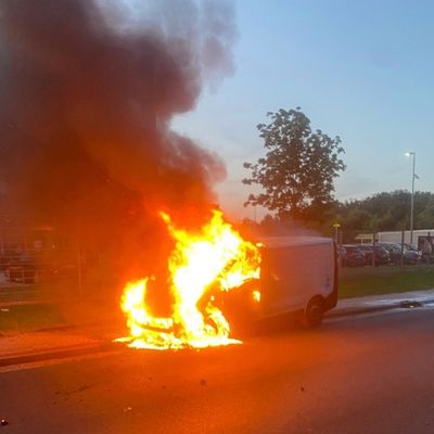 FW Lehrte: Transporter gerät in Brand