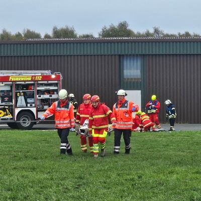 FW-ROW: Übung der Kreisfeuerwehrbereitschaft Nord in Karlshöfen: Großschadenslage nach Flugzeugkollision simuliert