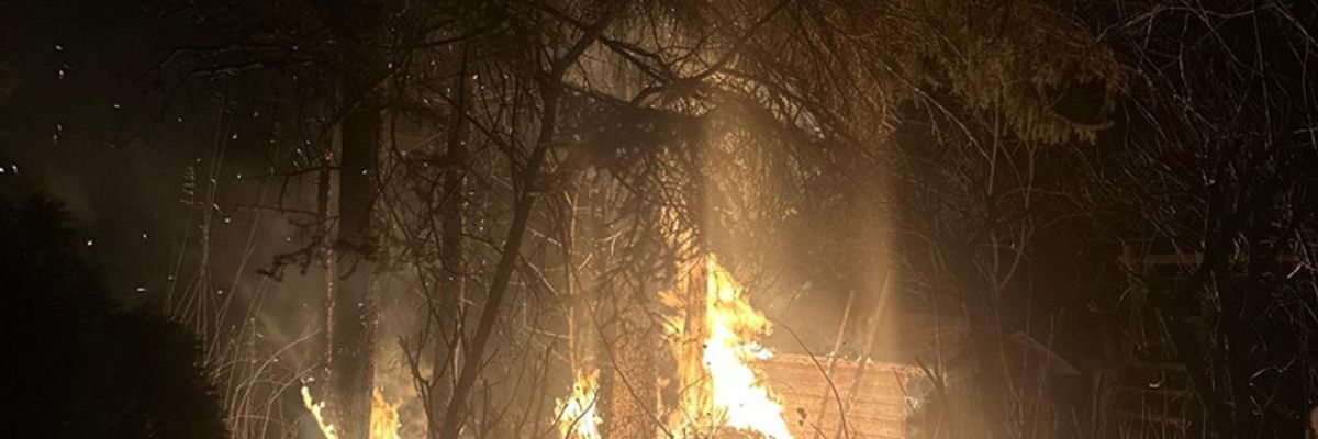 FW-E: Brand einer Gartenlaube am Heilig Abend in Essen-Frintrop - Feuer greift auf umliegendes Gehölz über