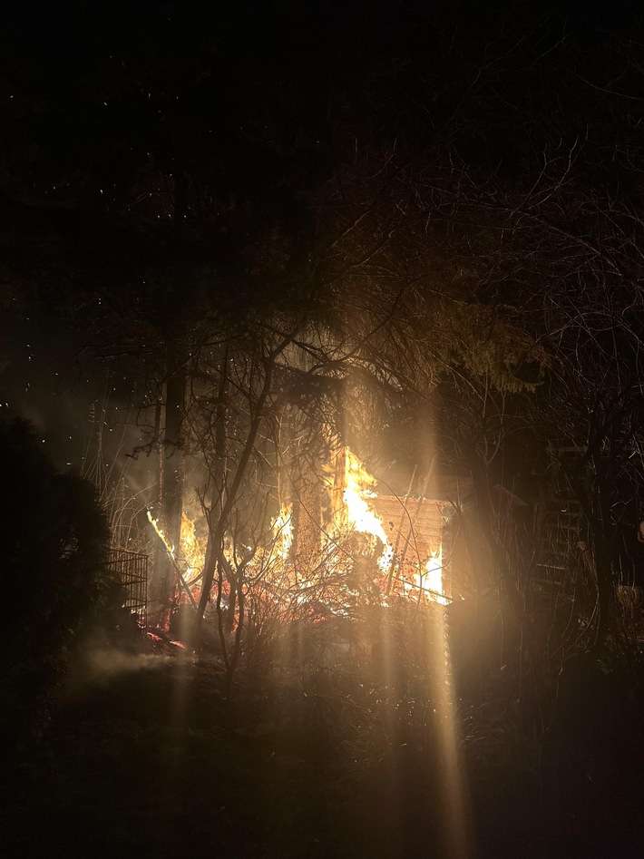 FW-E: Brand einer Gartenlaube am Heilig Abend in Essen-Frintrop - Feuer greift auf umliegendes Gehölz über