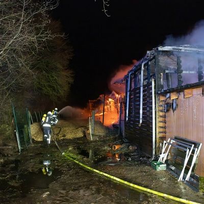 FW-RD: Scheunenbrand in Schülp - Großaufgebot der Feuerwehr verhindert Ausbreitung