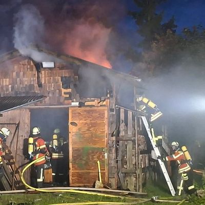 KFV-CW: Schuppenbrand fordert Feuerwehren / Benachbarte Wohnhäuser evakuiert /Zahlreiche Atemschutzträger eingesetzt