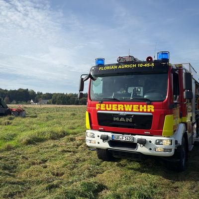 FW-AUR: Motorraum eines Schleppers in Flammen