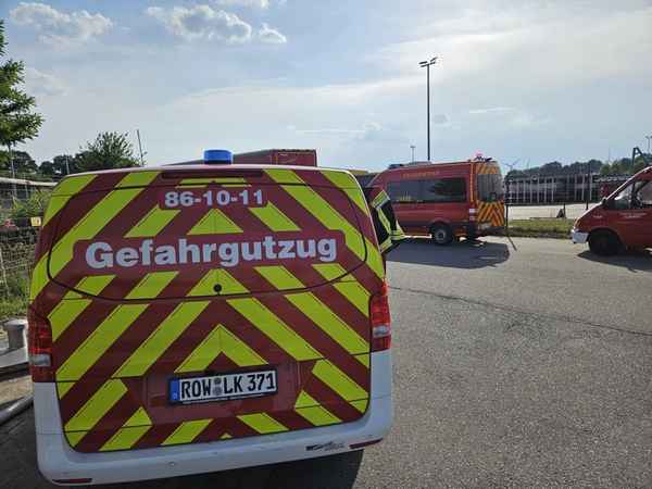 FW-ROW: Gasaustritt auf Firmengelände