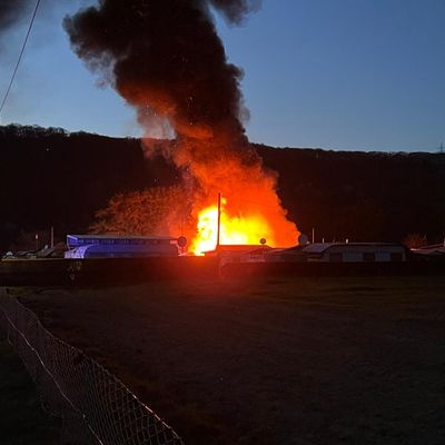 FW Hagen: Brand auf Campingplatz, Großeinsatz für Berufs- und Freiwillige Feuerwehr