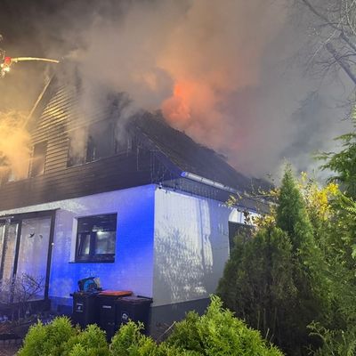 FW-SE: Feuer breitet sich schnell aus - zwei Einfamilienhäuser betroffen