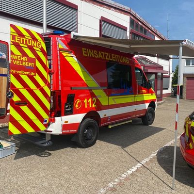 FW-Velbert: Lagerhalle brennt in voller Ausdehnung