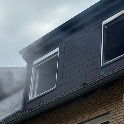 FW Ratingen: Wohnungsbrand mit Gebäudeschaden - Feuerwehr Ratingen im Einsatz