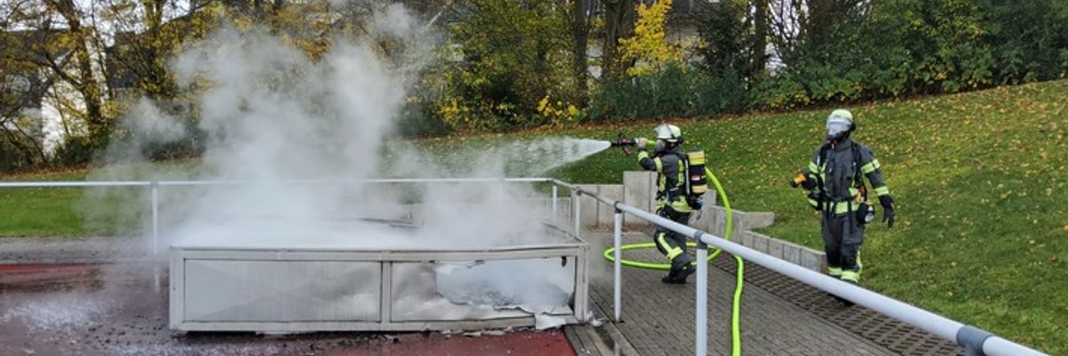 FW-EN: Brand eines Hochsprungkissens auf dem Sportplatz am Ochsenkamp