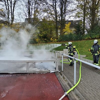 FW-EN: Brand eines Hochsprungkissens auf dem Sportplatz am Ochsenkamp