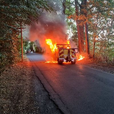 FW Bocholt: Fahrzeugbrand auf der Schloßallee - Feuerwehr Bocholt im Einsatz