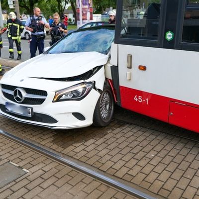 FW-DO: Verkehrsunfall zwischen Straßenbahn und PKW auf dem Wambeler Hellweg - eine Person schwer verletzt