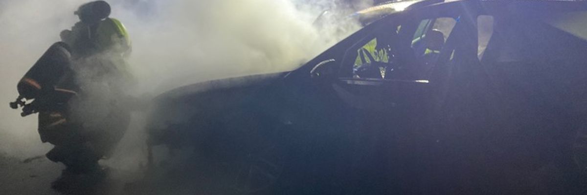 FW Alpen: Pkw-Brand am Abend