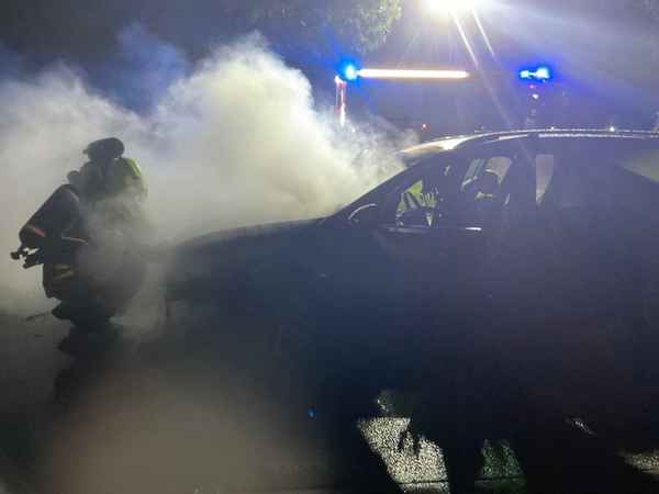 FW Alpen: Pkw-Brand am Abend